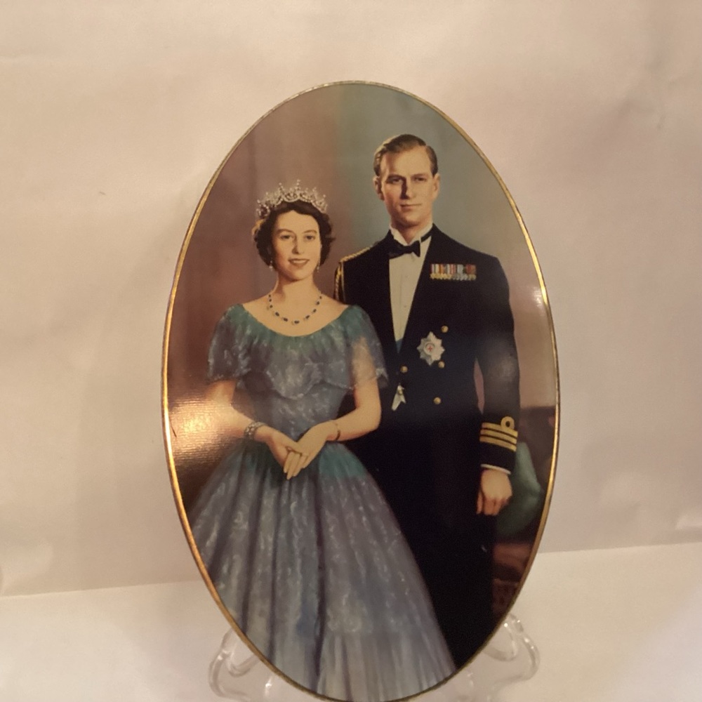 Queen Elizabeth II Rare biscuit tin, 1953 coronation mane in England
